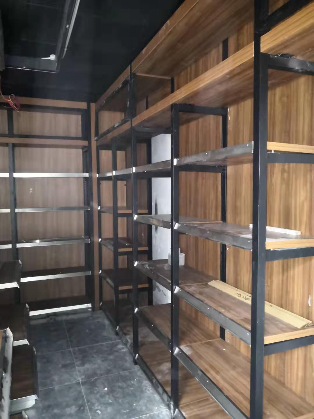 成都连续酒类展示架安装现场分享